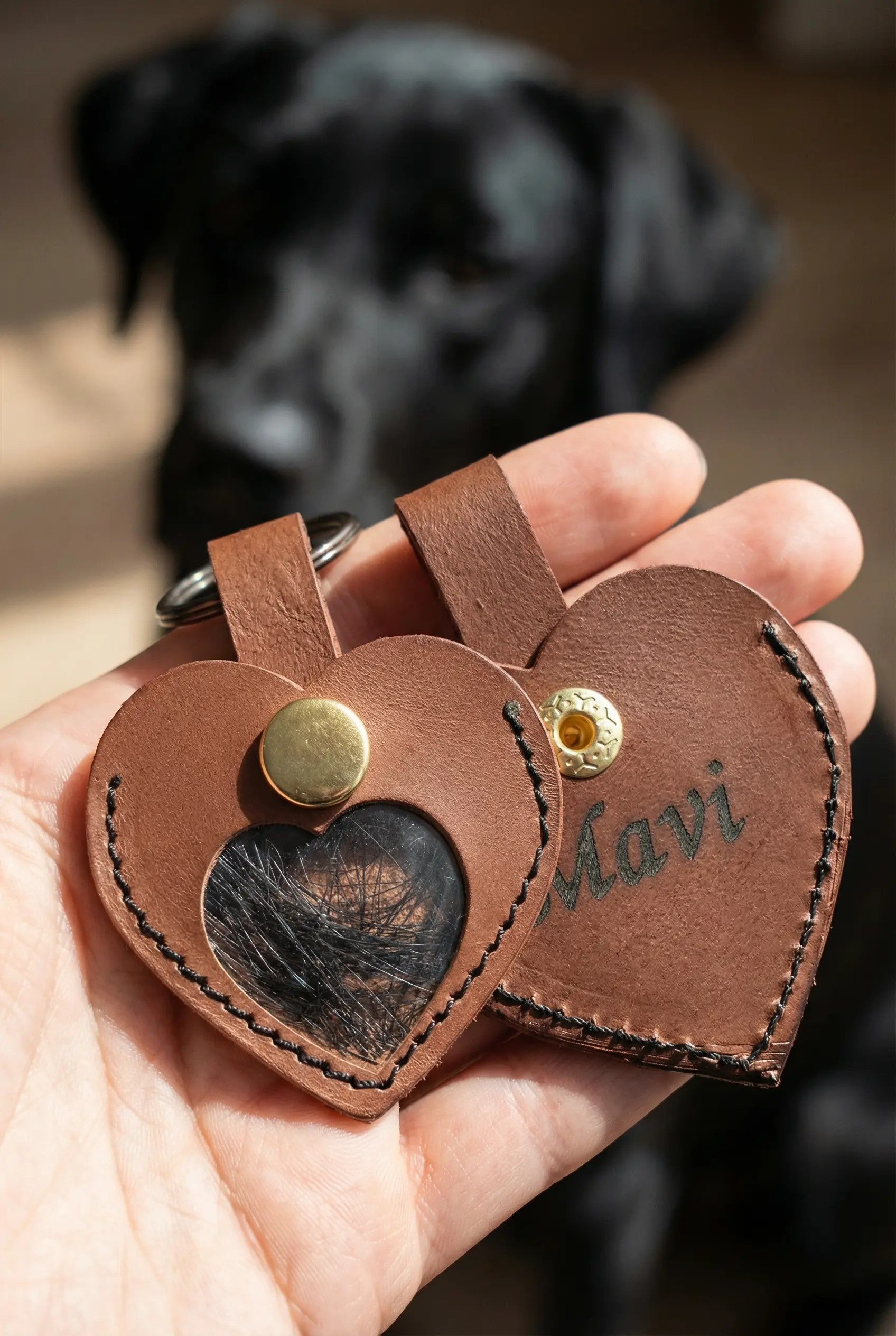 Personalisiertes Lederherz „Ewig bei mir“ – Schlüsselanhänger mit Namensgravur & Sichtfenster für Tierhaare