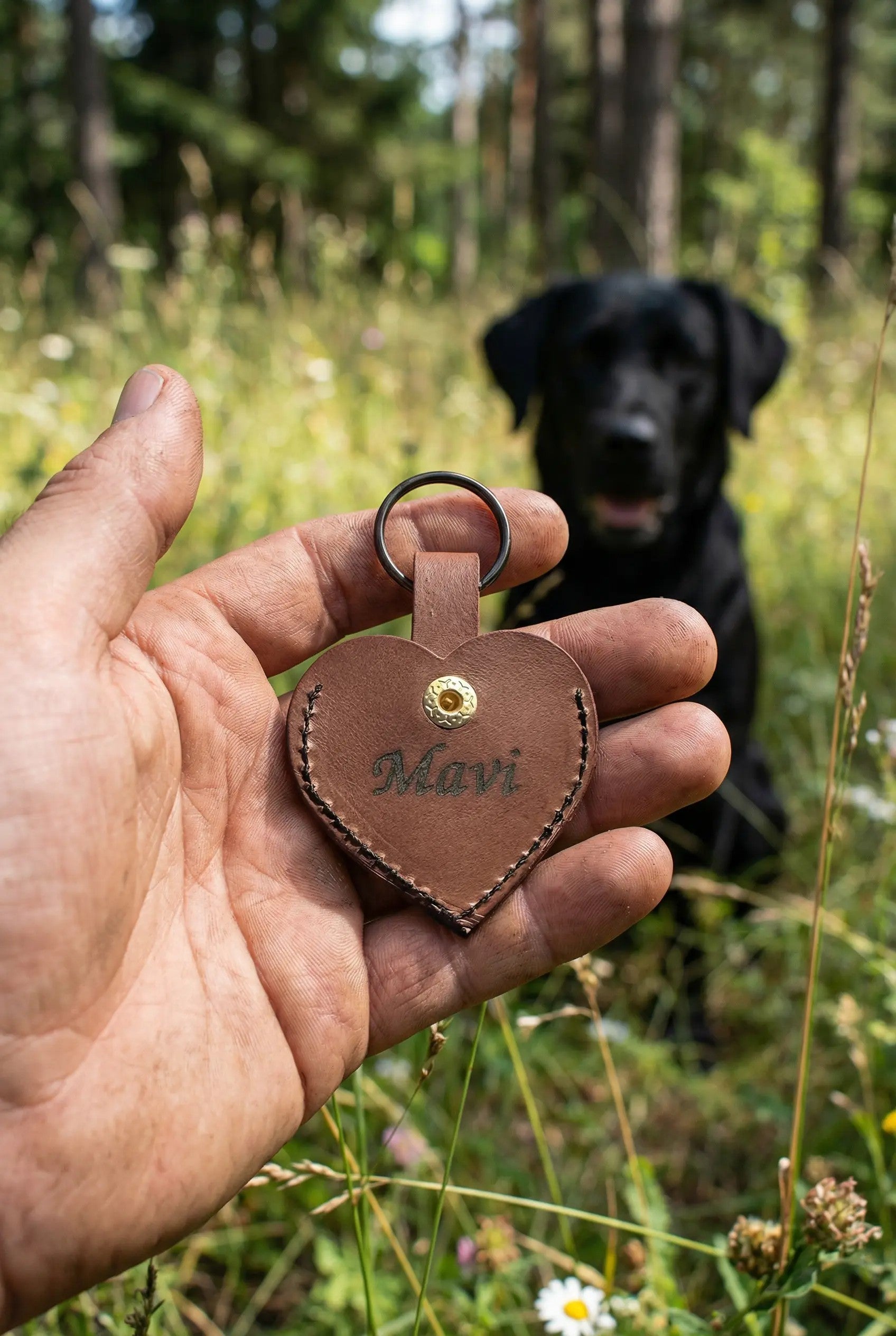 Personalisiertes Lederherz „Ewig bei mir“ – Schlüsselanhänger mit Namensgravur & Sichtfenster für Tierhaare