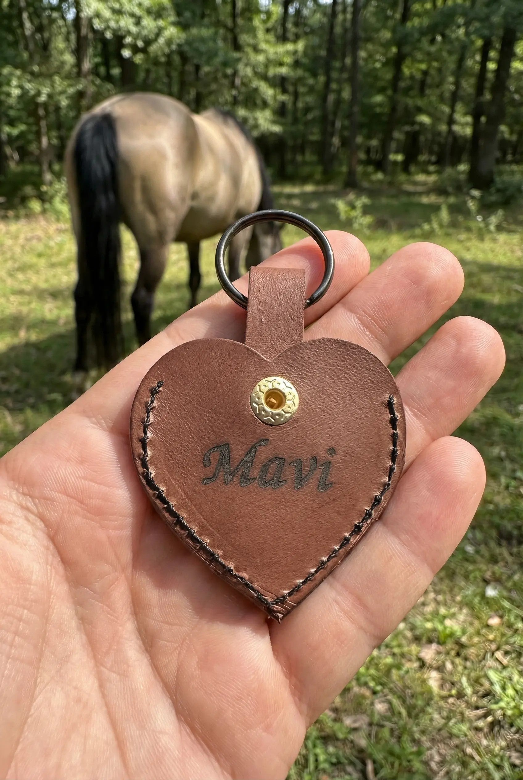 Personalisiertes Lederherz „Ewig bei mir“ – Schlüsselanhänger mit Namensgravur & Sichtfenster für Tierhaare