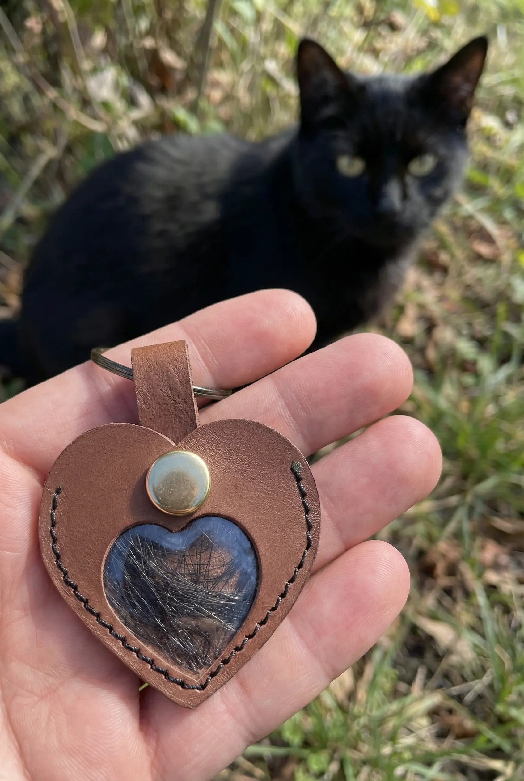 Personalisiertes Lederherz „Ewig bei mir“ – Schlüsselanhänger mit Namensgravur & Sichtfenster für Tierhaare